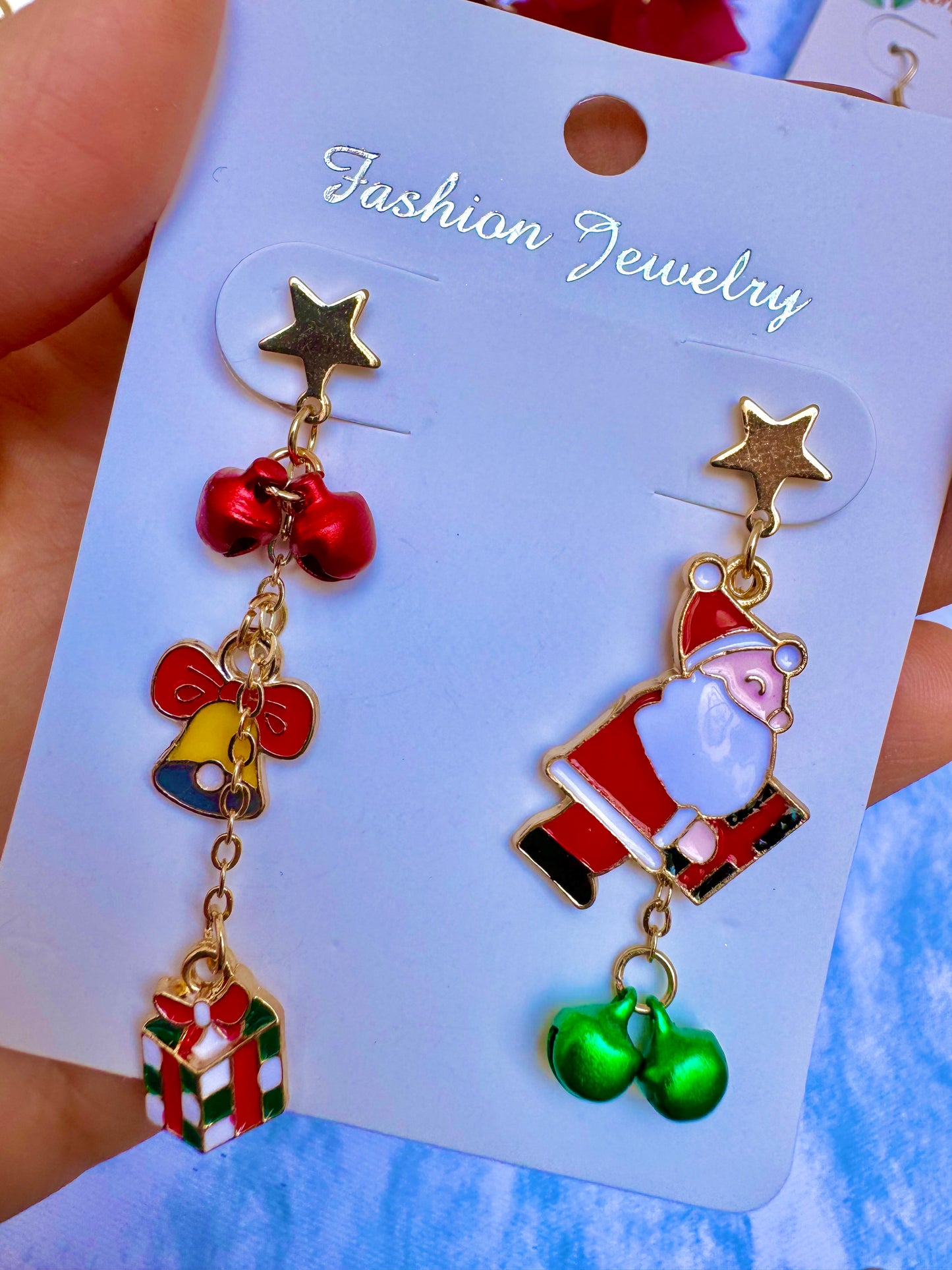 E1940 Aretes santa navidad asimetricos colgantes 5.5cm