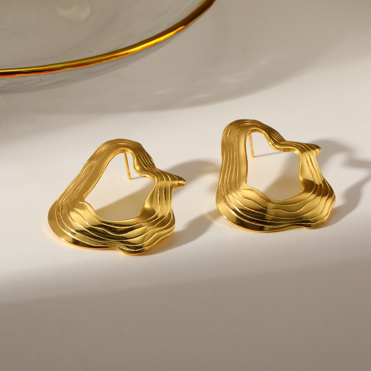 E6065 Aretes ondas doradas abstractas acero inoxidable 4cm