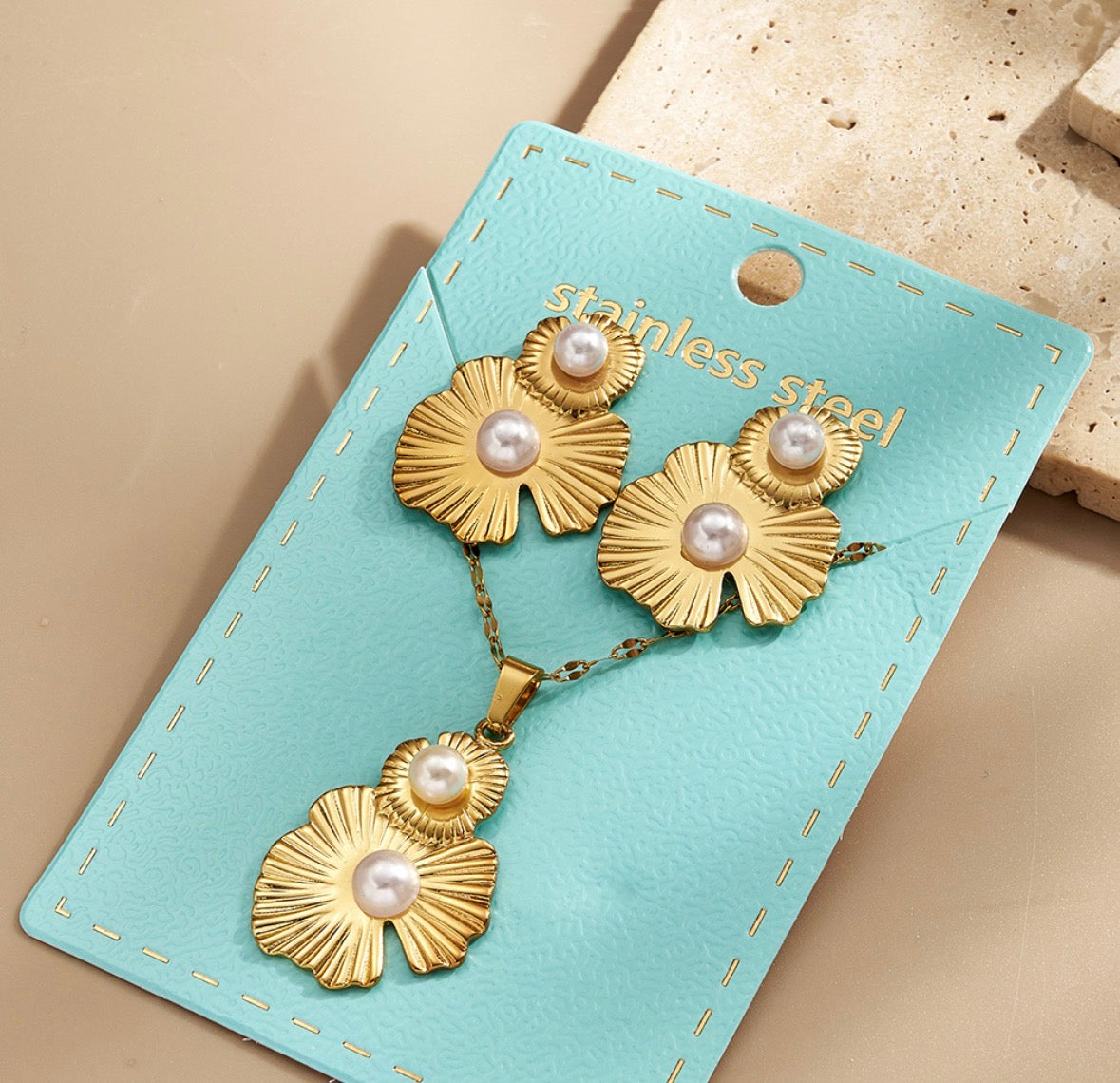 C1456 Conjunto collar y aretes flor dorada perla acero inoxidable, c20cm, d3cm y a3cm