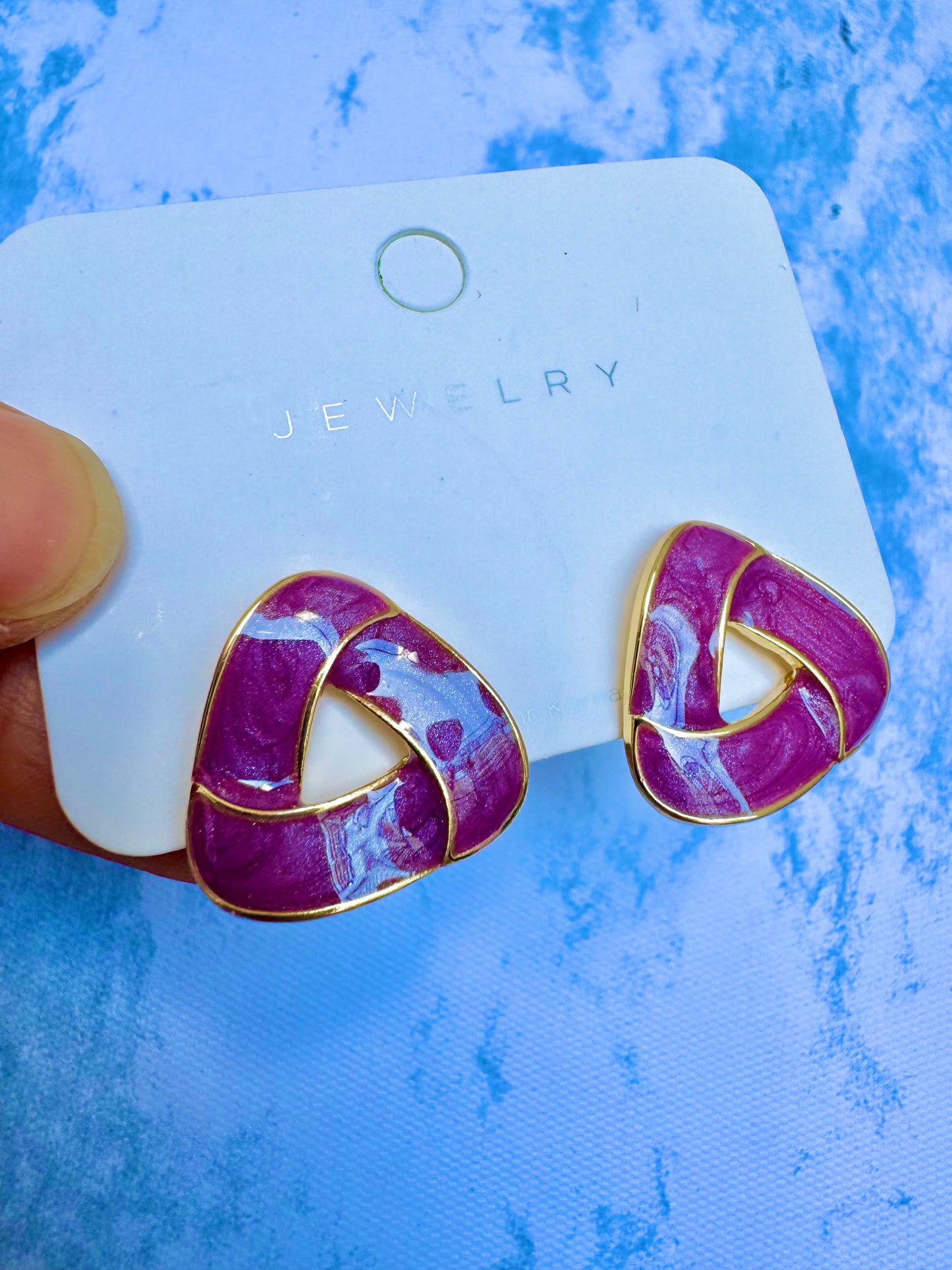 J388 Aretes triangulo morado esmaltado 2cm