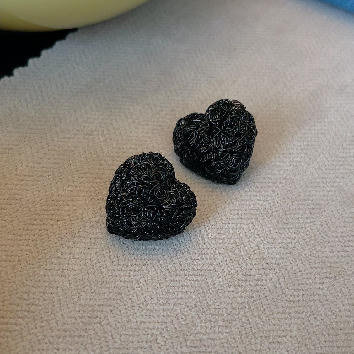 E2815 Aretes corazones negro aleacion esmaltado 2cm