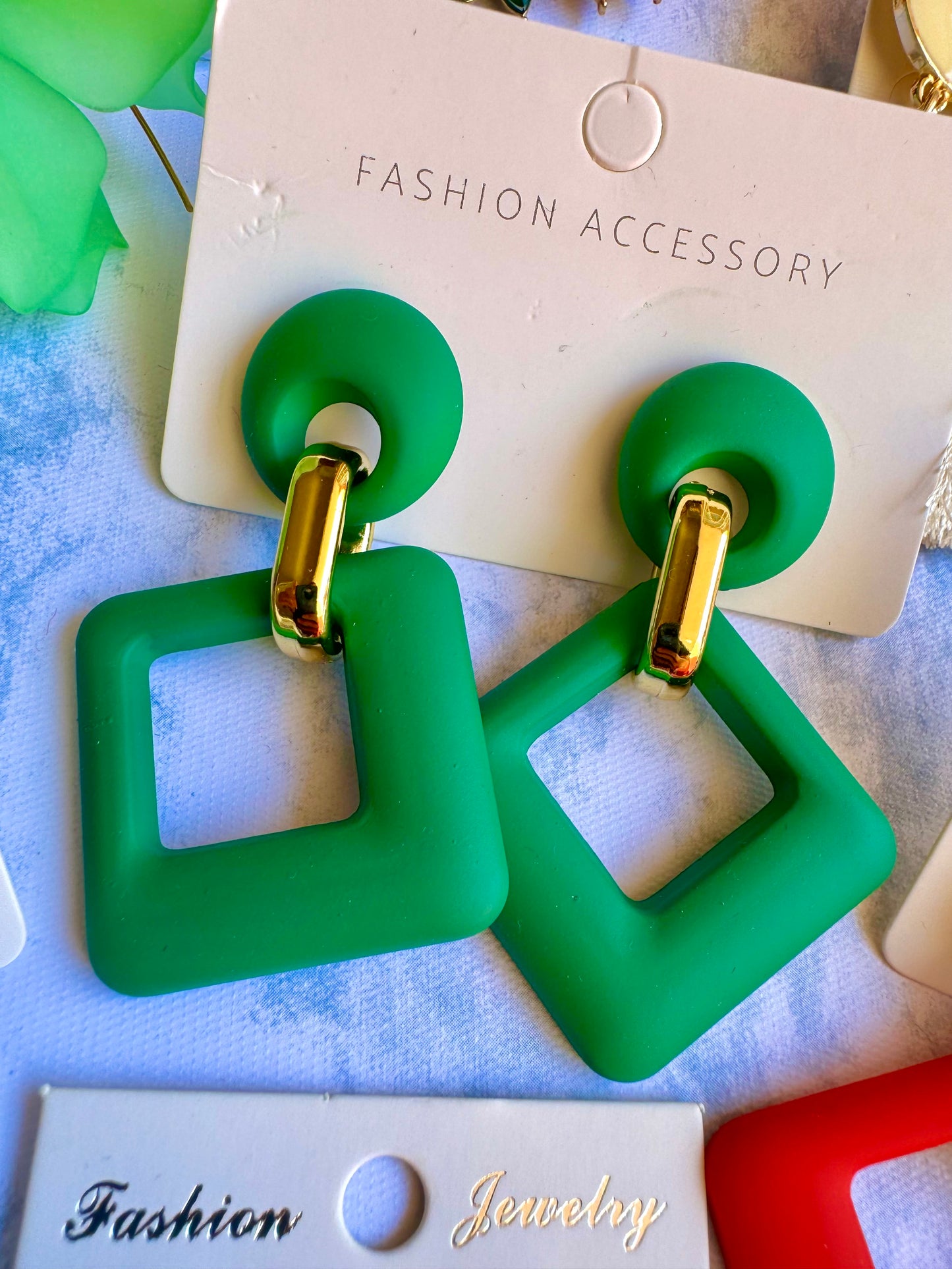 E1684 Aretes rombo verde acrílico ligeros