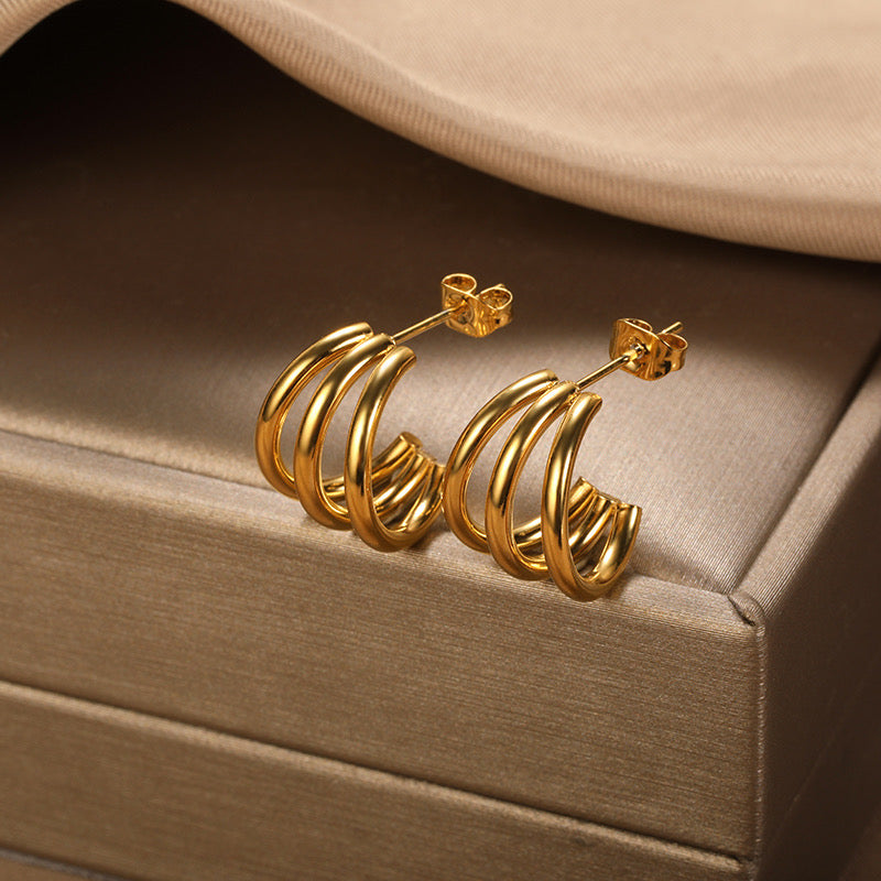 E1913 Arracada triple acero inoxidable chapado en oro 18K 1.5 cm