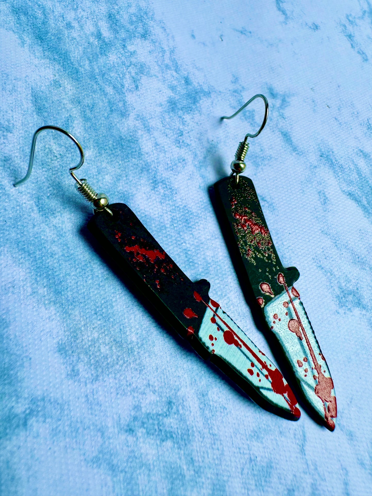 E1780 Aretes cuchillo sangriento resina plástica 6.5cm