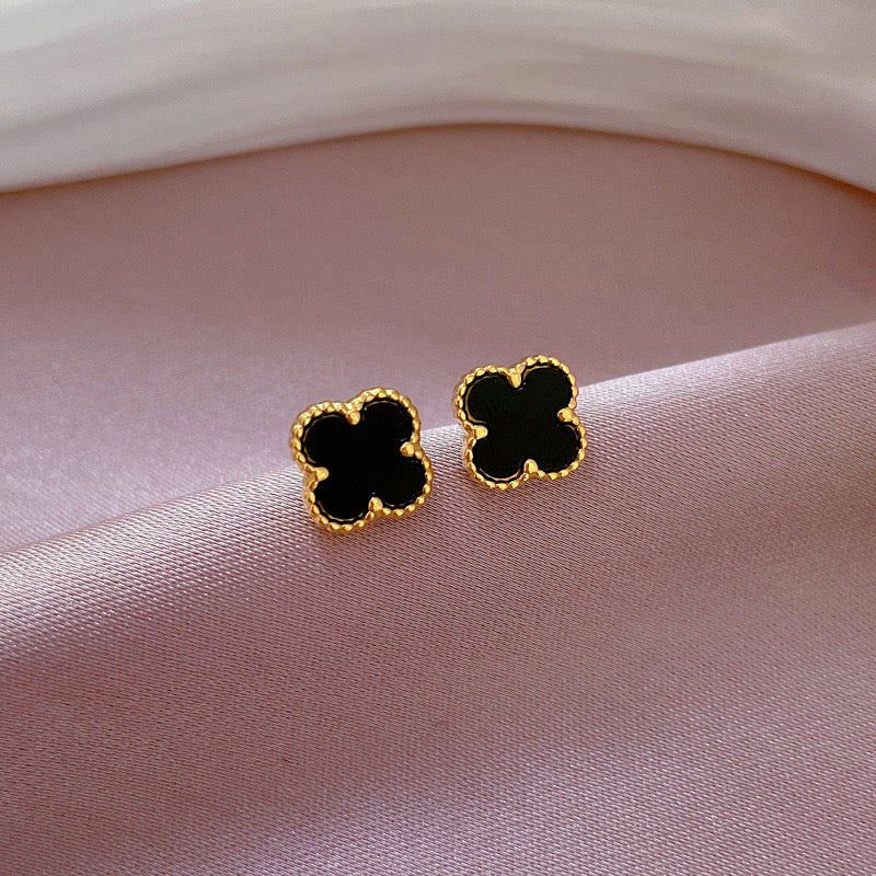 J435 Aretes trebol acero de titanio 1cm