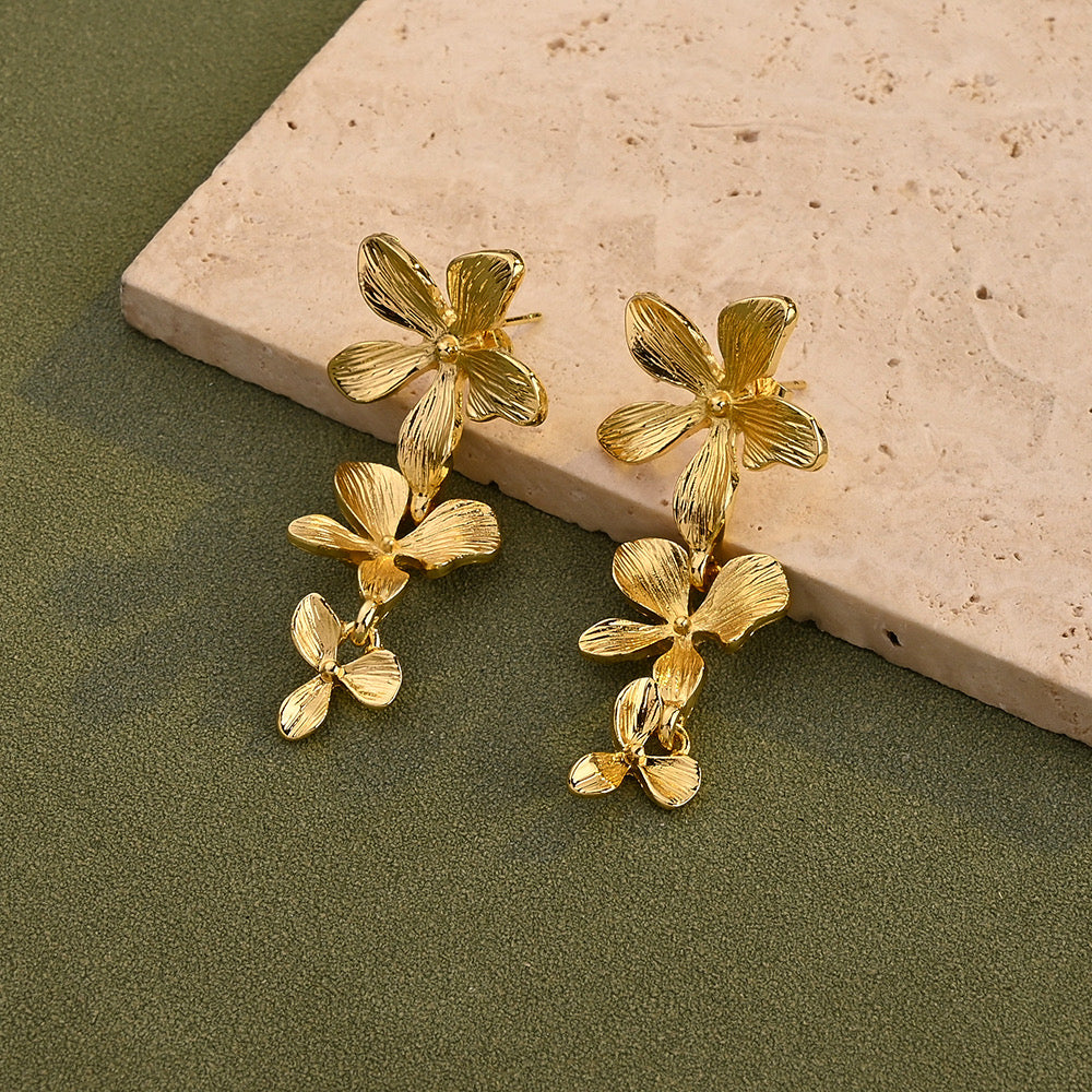 E4613 Aretes flor dorada acero inoxidable chapados en oro de 18k 4.5cm