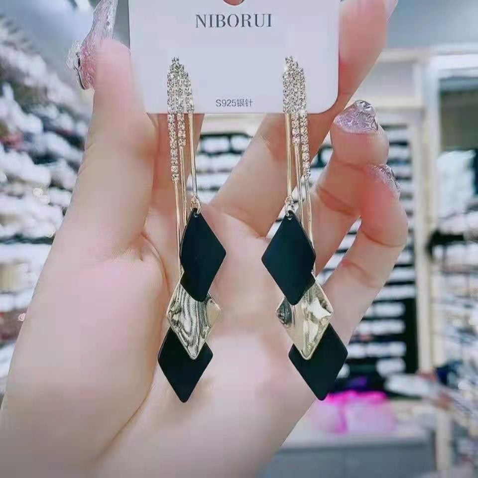 E5868N Aretes nudo dorado diamantes colgantes negros 7cm aleacion