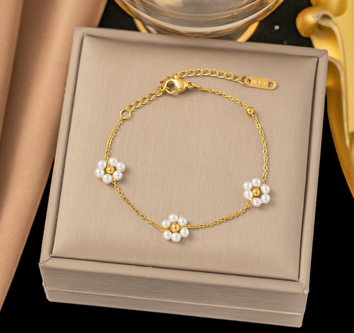 B863 Pulsera dorada flores blancas acero inoxidable 20cm