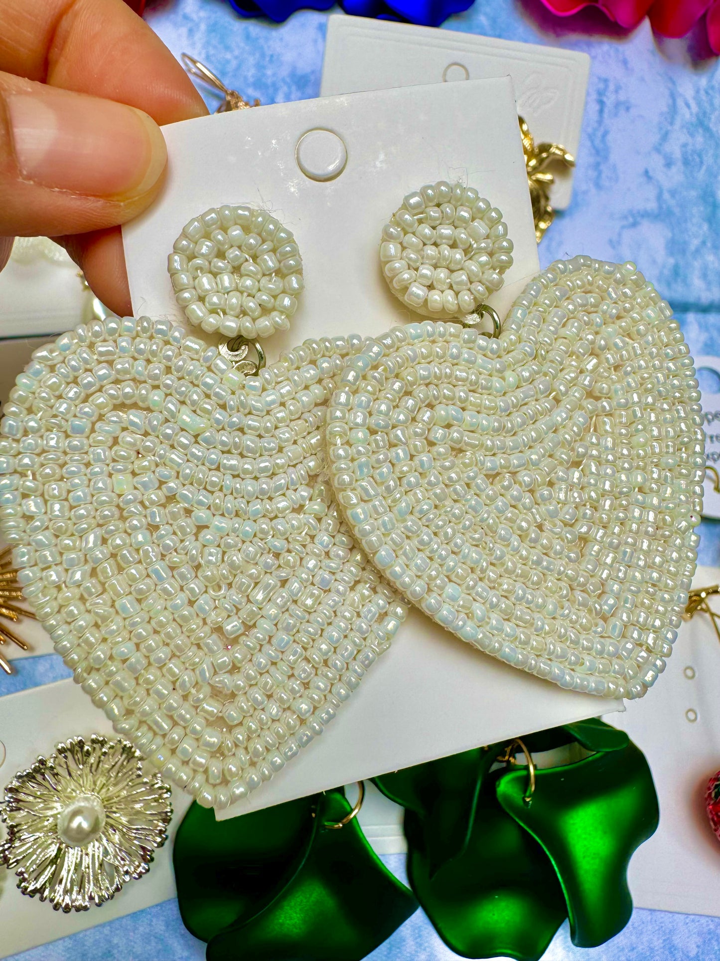 E1876 Aretes corazon bordado chaquira brillosa hechos a mano 6.5cm