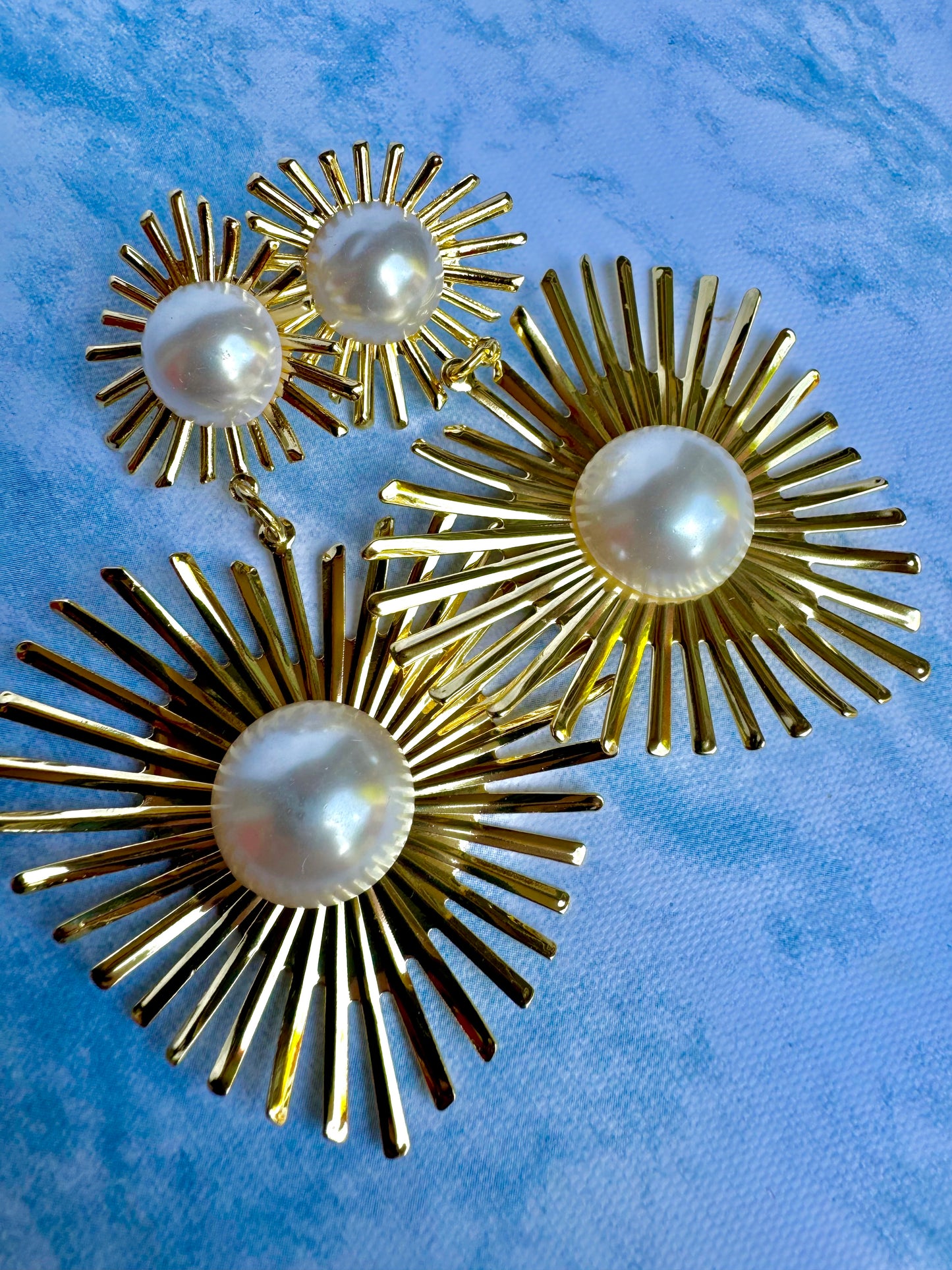 E1784D Aretes corazón dorado rayos enchapado embutido perla 7.5 cm