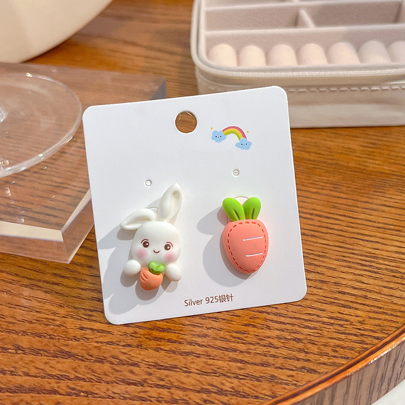 E2271 Aretes conejo zanahoria resina asimetricos 2.5cm