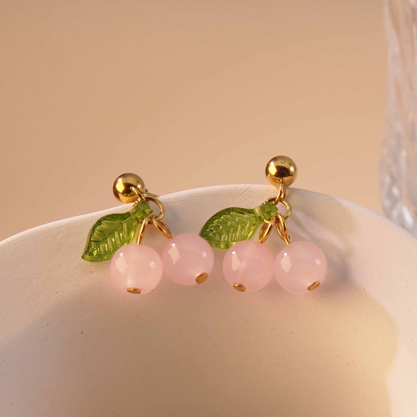 E3236 Aretes cereza rosa acero inoxidable chapado en oro 18k 1.5cm