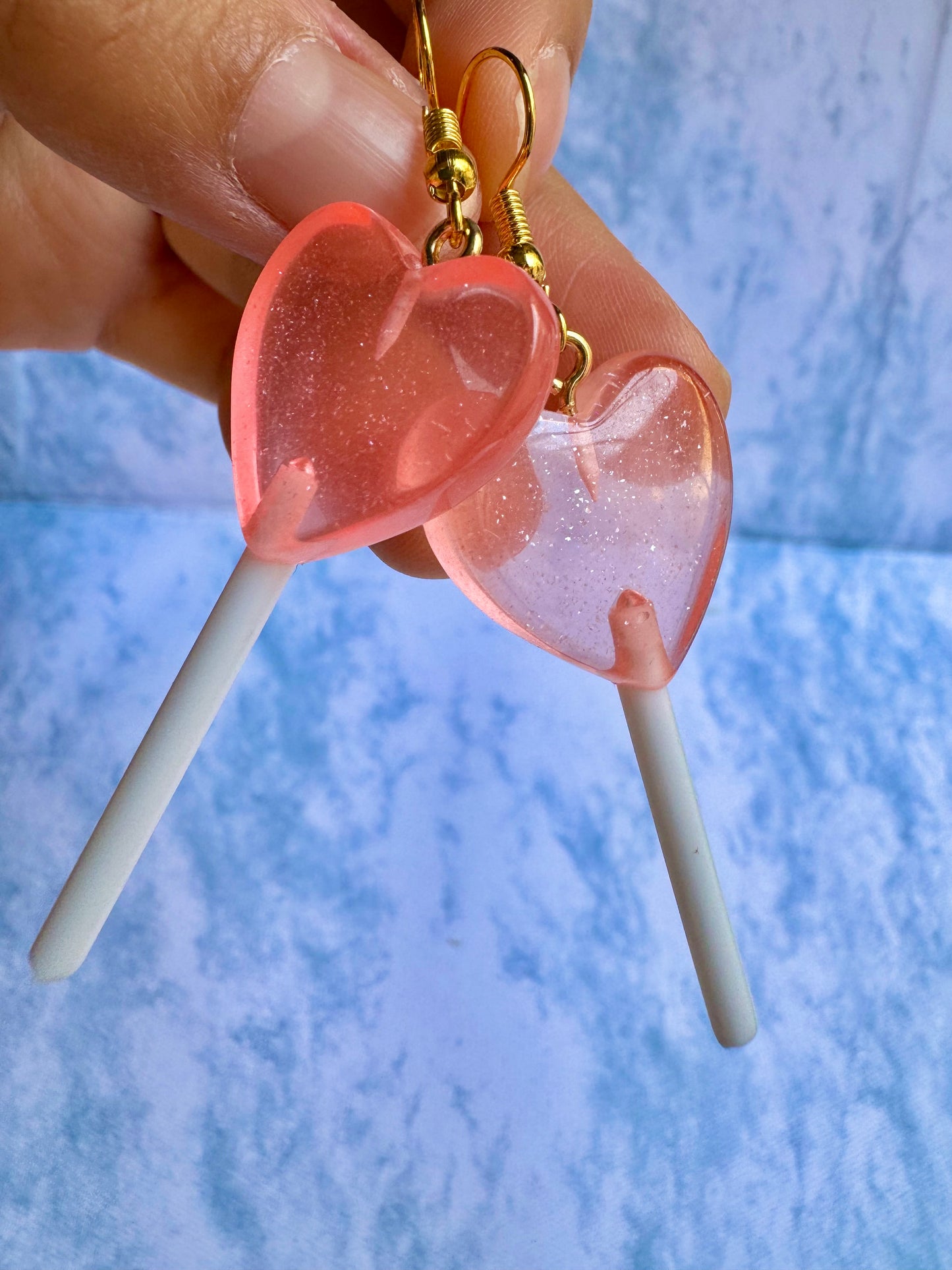 E903R Aretes paletas corazón rosa acrílico ligeros colgantes 6.5cm