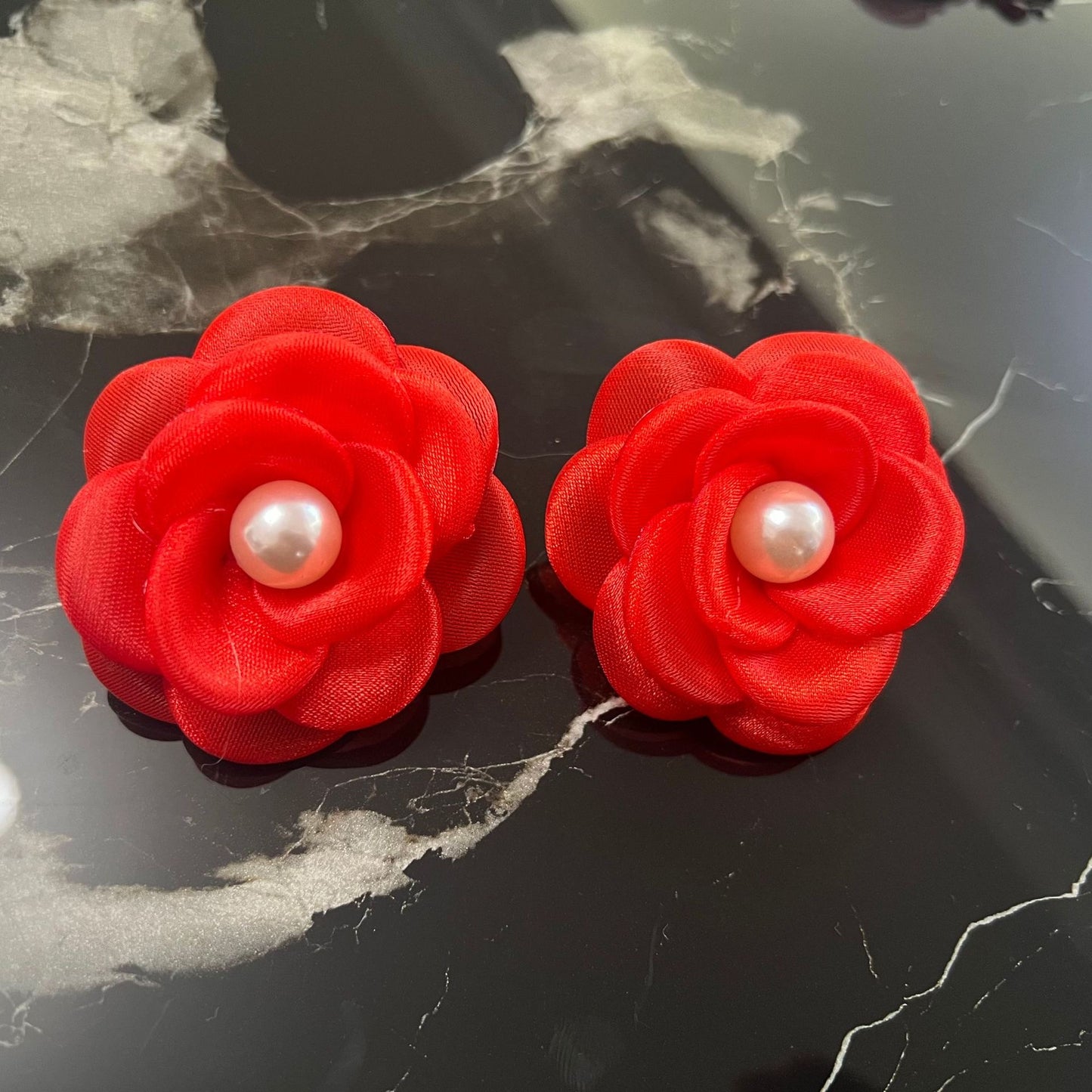 E7262R Aretes flor perla tela gasa ligeros fiesta elegante 5.5cm