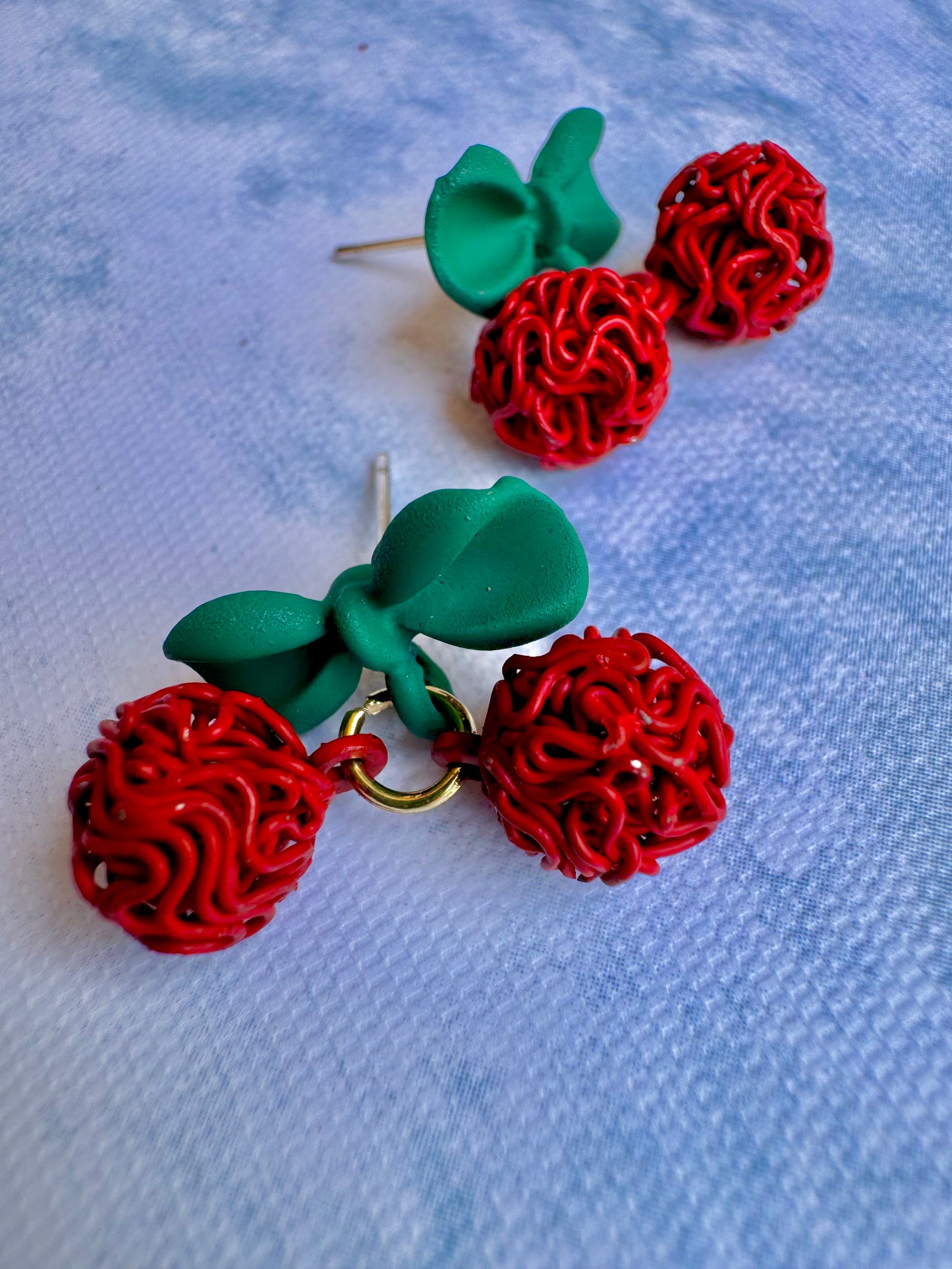 E1824 Aretes cerezas metal esmaltado poste de plata 2cm