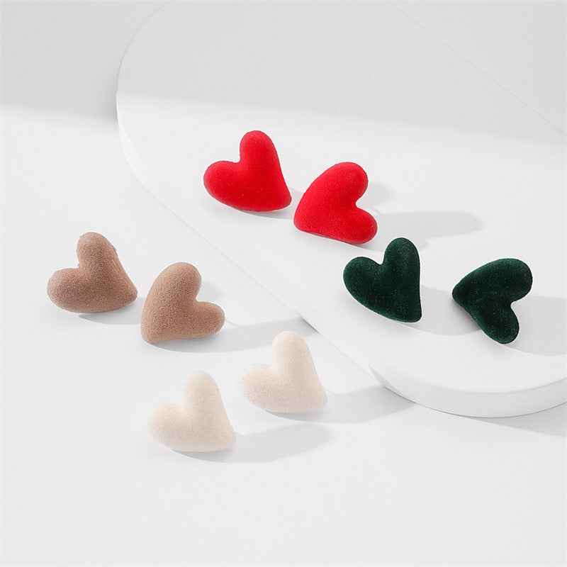 E2395 Conjunto aretes corazon flocado gamuza incluye 4 pares tamaño 3cm