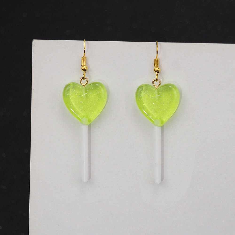 E2321V Aretes paleta corazon resina gancho 6.5cm