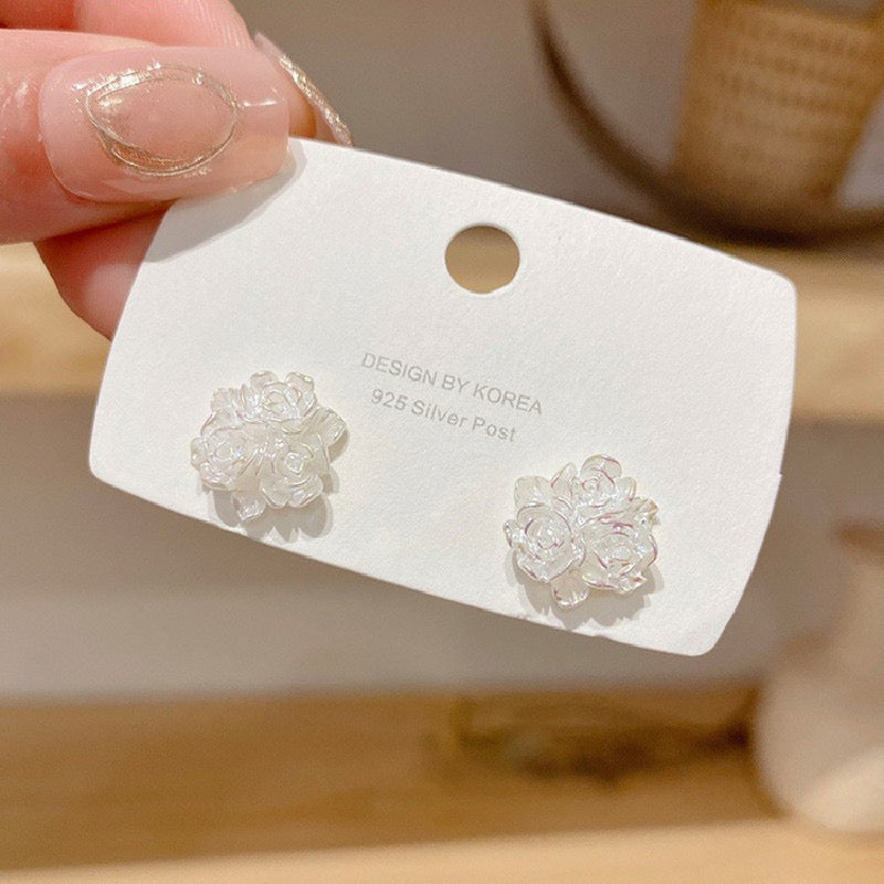 E5793 Aretes flor pequeña blanca aleacion 1.5cm