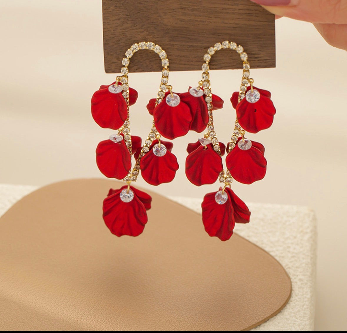 E5108 Aretes brillantes petalos rojos esmaltado aleacion 6cm