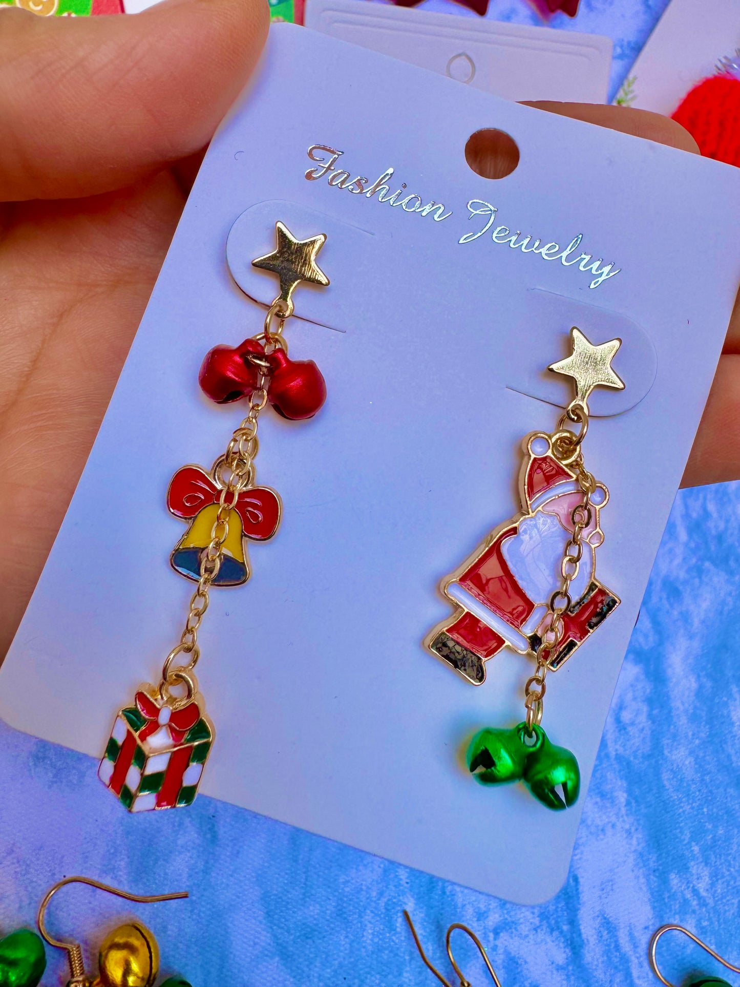 E1940 Aretes santa navidad asimetricos colgantes 5.5cm
