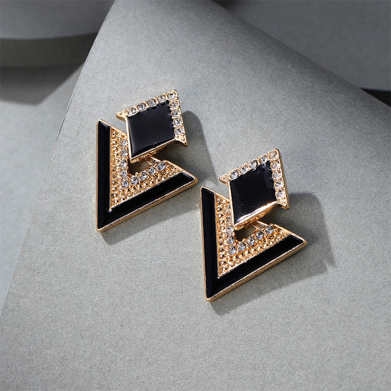 E7217 Aretes triángulos negros con dorado aleacion 4cm