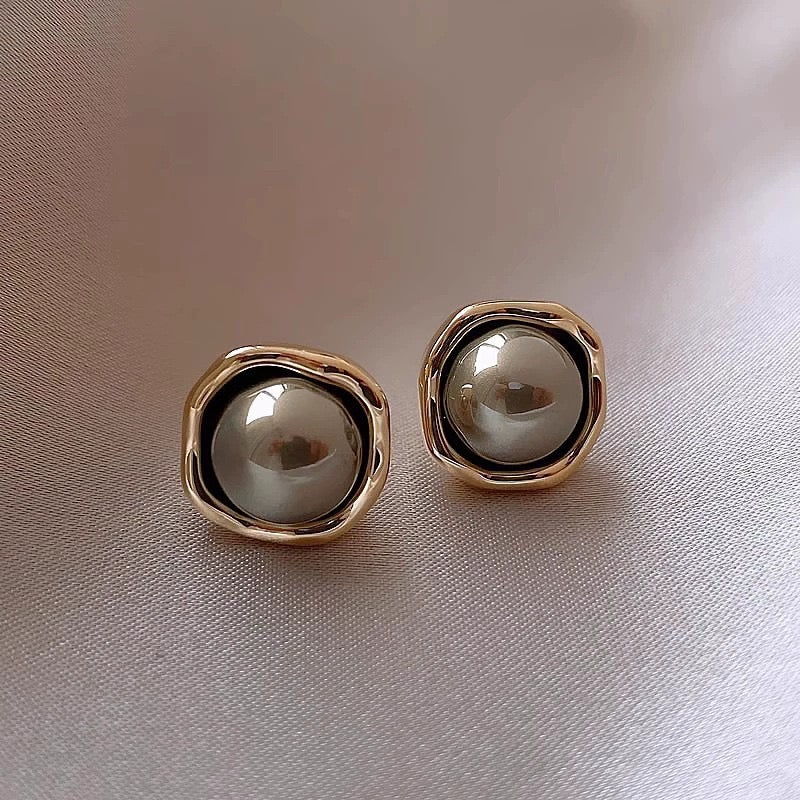 E7113 Aretes perla gris contorno cromado aleacion 1.5cm