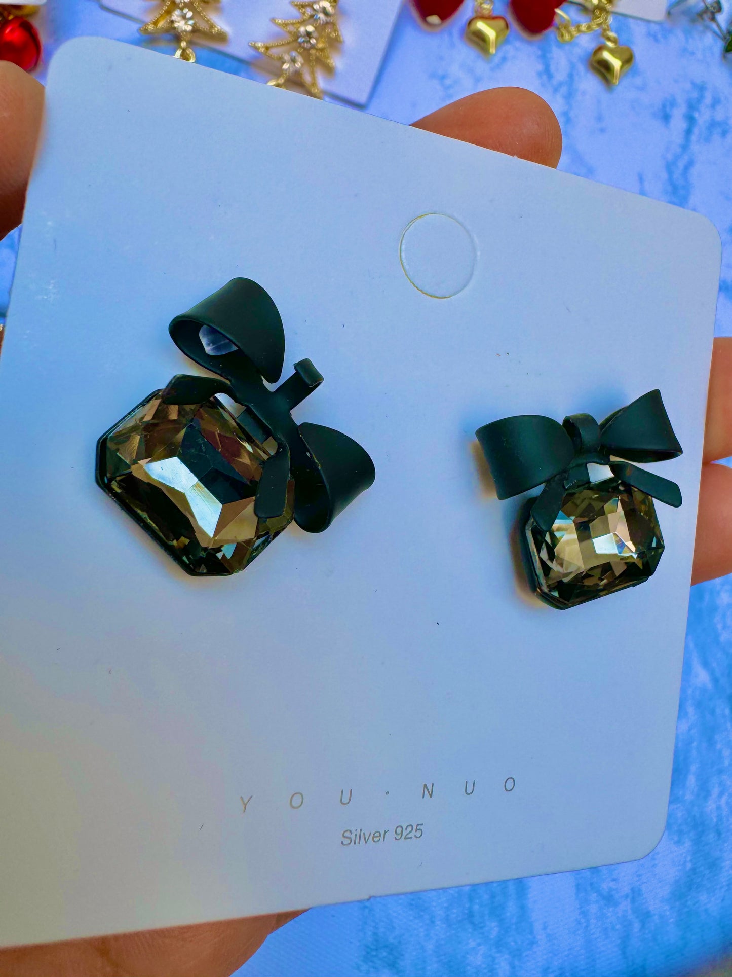 E1908 Aretes moño cristal negro poste de plata 1.5cm