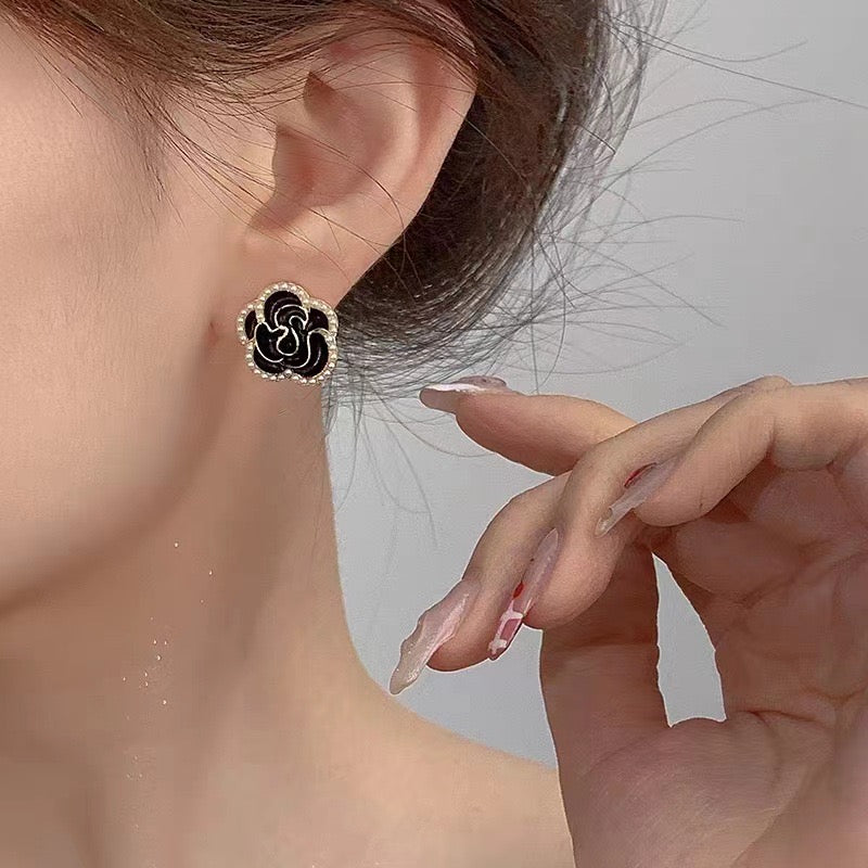E5873 Aretes flor camelina negra elegante aleacion 1.5cm