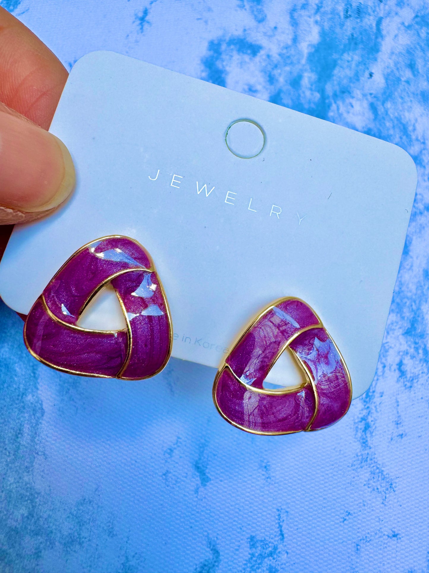 J388 Aretes triangulo morado esmaltado 2cm