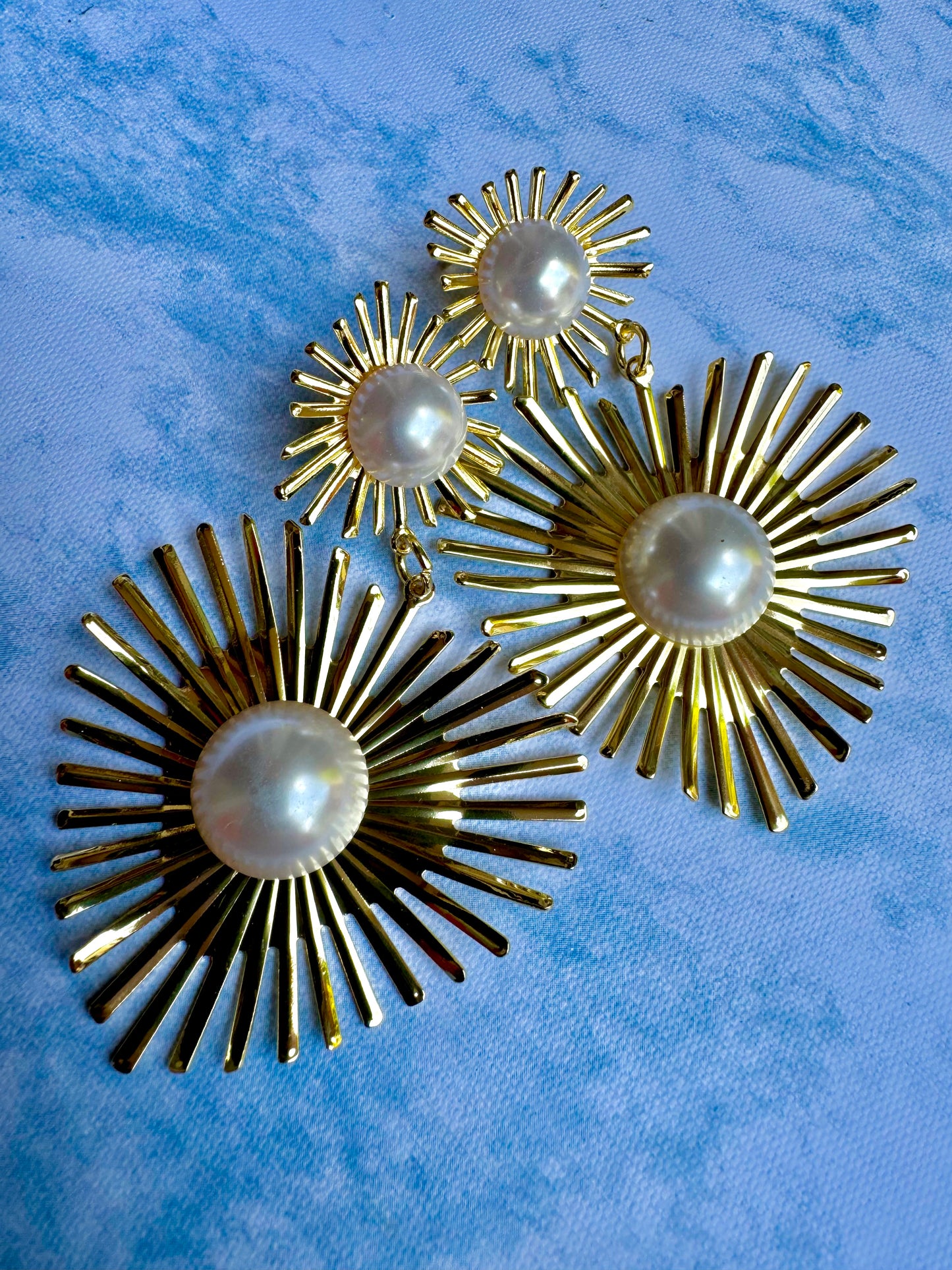 E1784D Aretes corazón dorado rayos enchapado embutido perla 7.5 cm