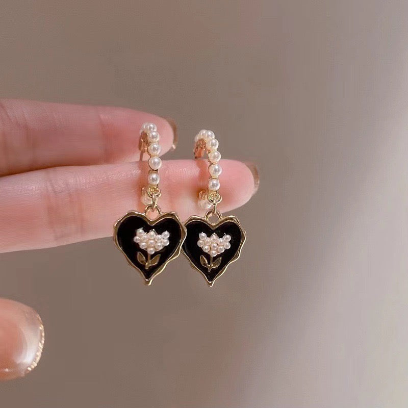 E4379 Aretes corazones negros aleacion 3cm