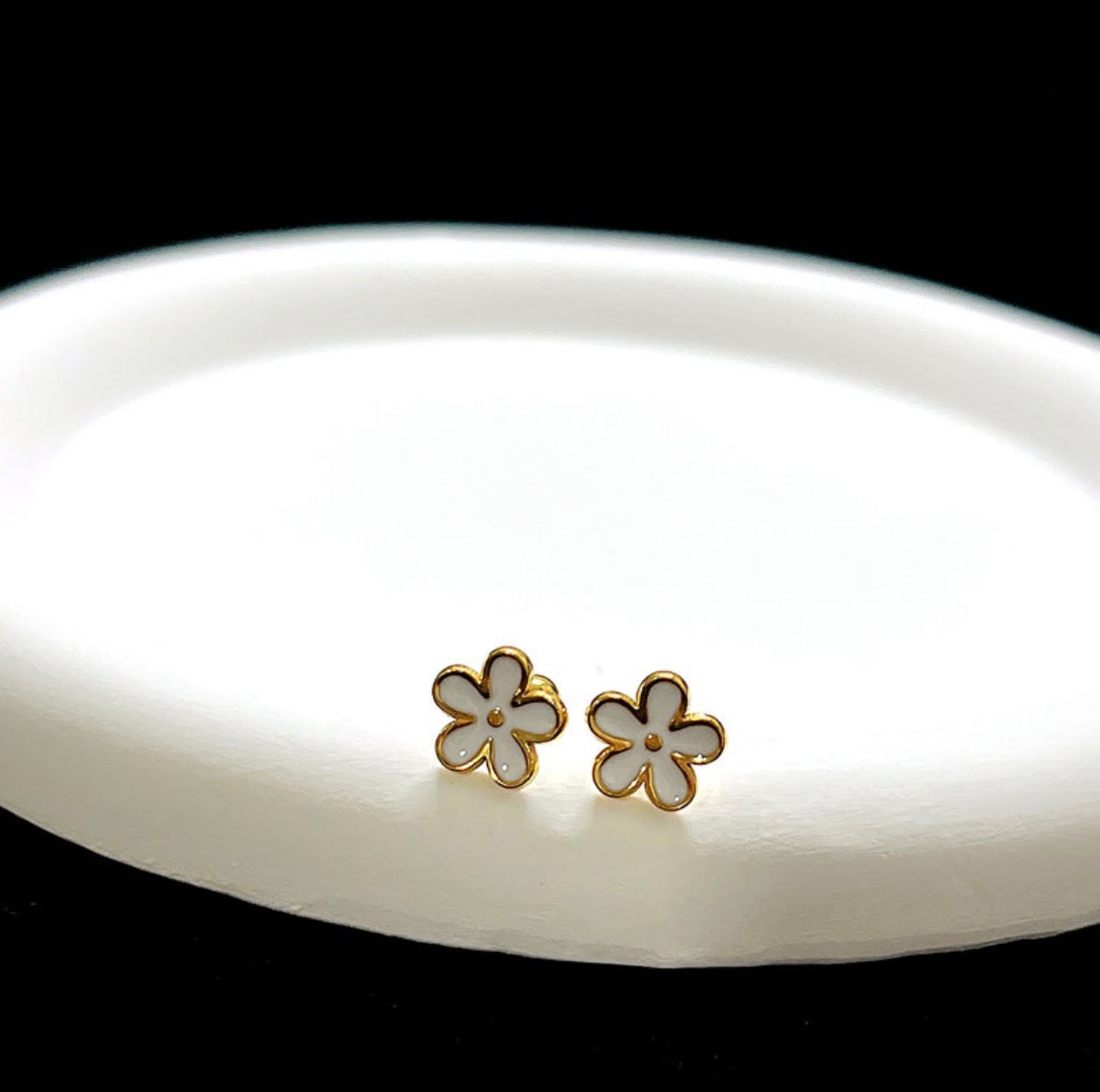 E7019 broquel flor blanca acero titanio 1cm