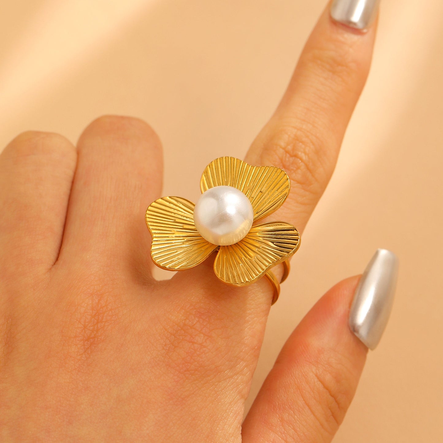 A165 Anillo flor dorada perla acero inoxidable 3cm