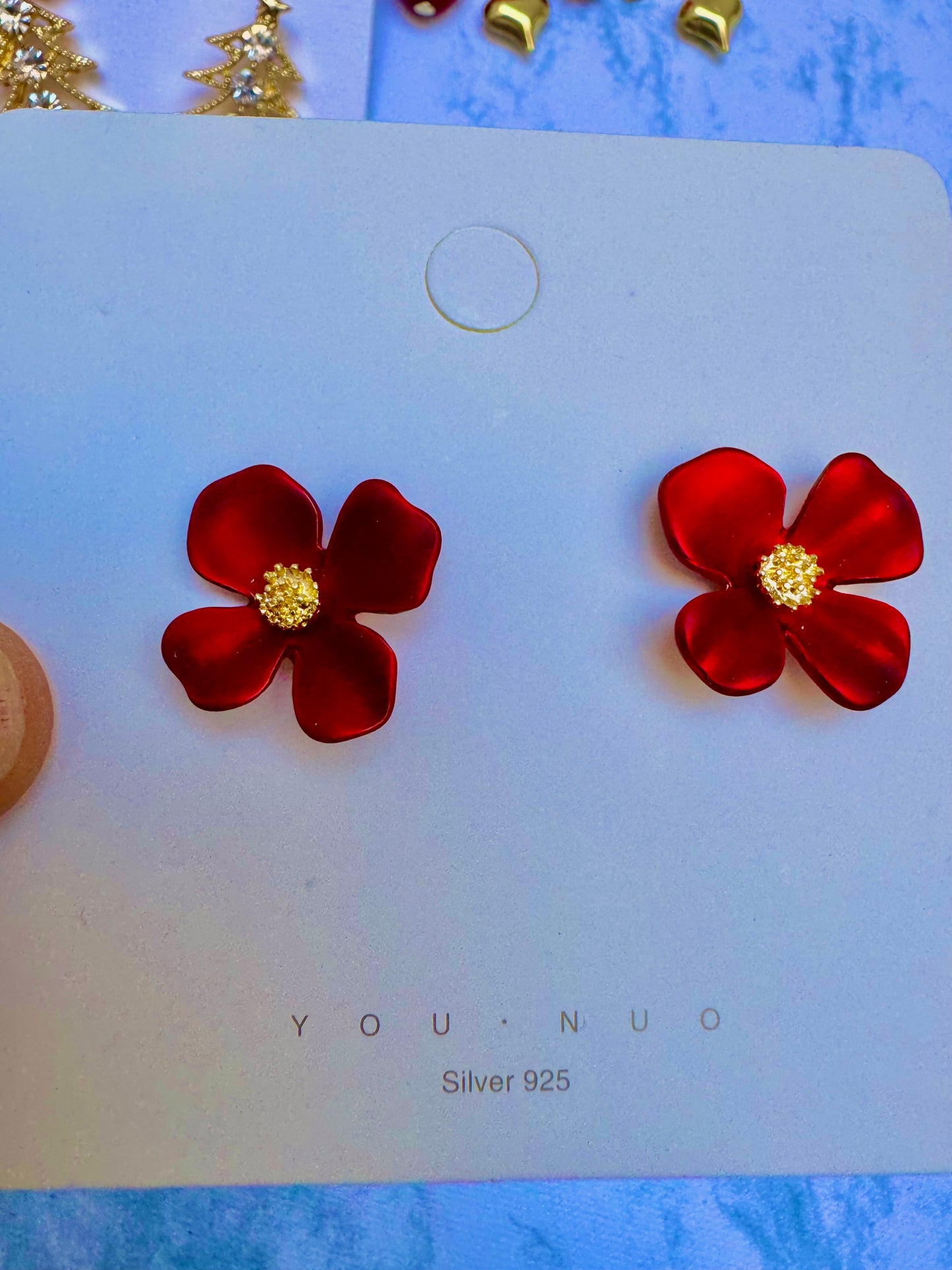 E1893 Aretes flor roja textura suave acrílico rígido