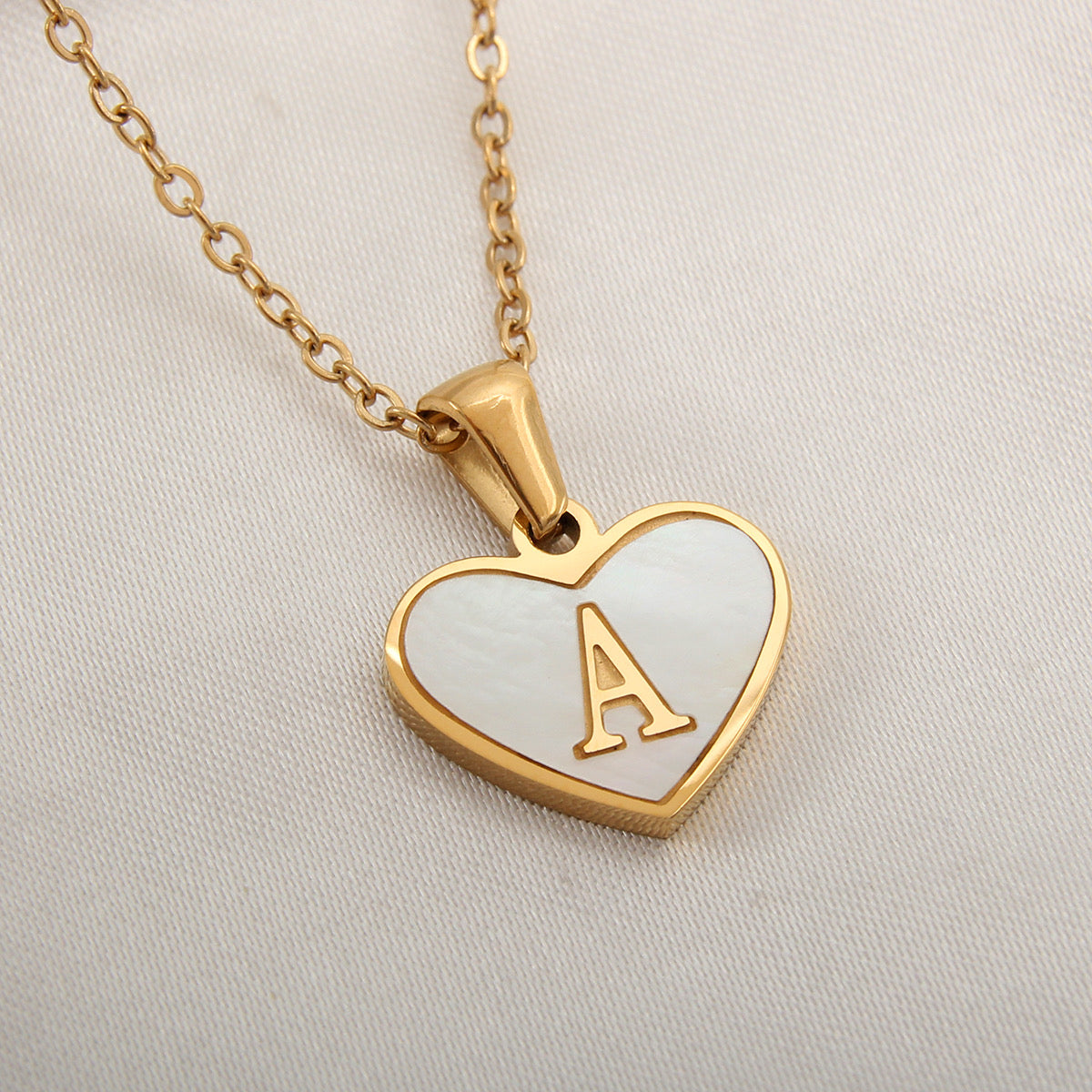 C438A Collar inicial letra corazon acero inoxidable chapado en oro 18k largo 23cm dije 2cm