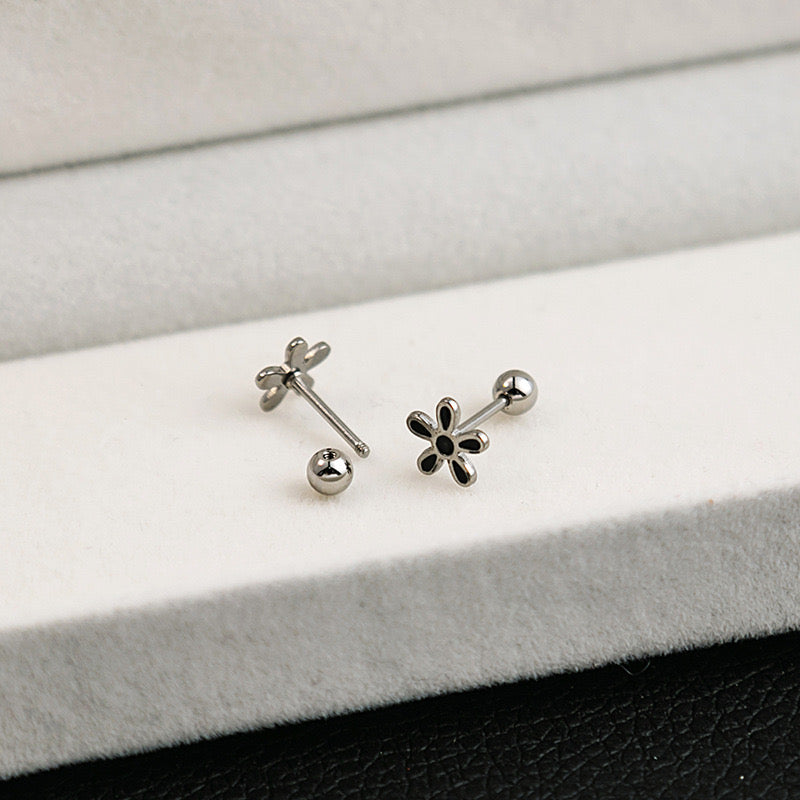 E3551 Aretes flor negra acero inoxidable 1cm
