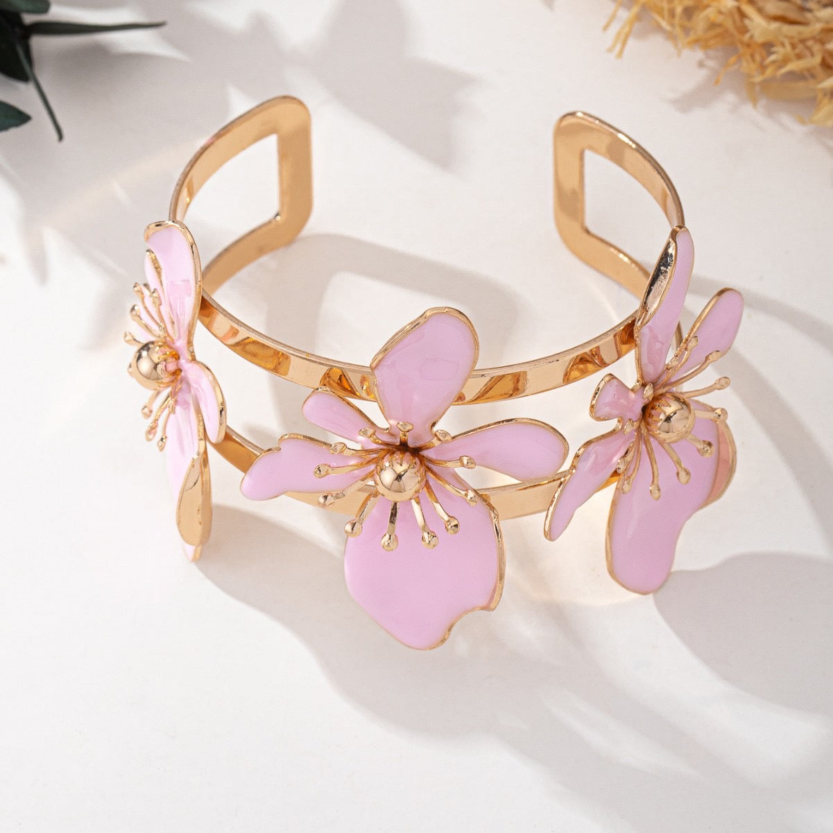 B895 Brazalete flores rosas abierto aleacion
