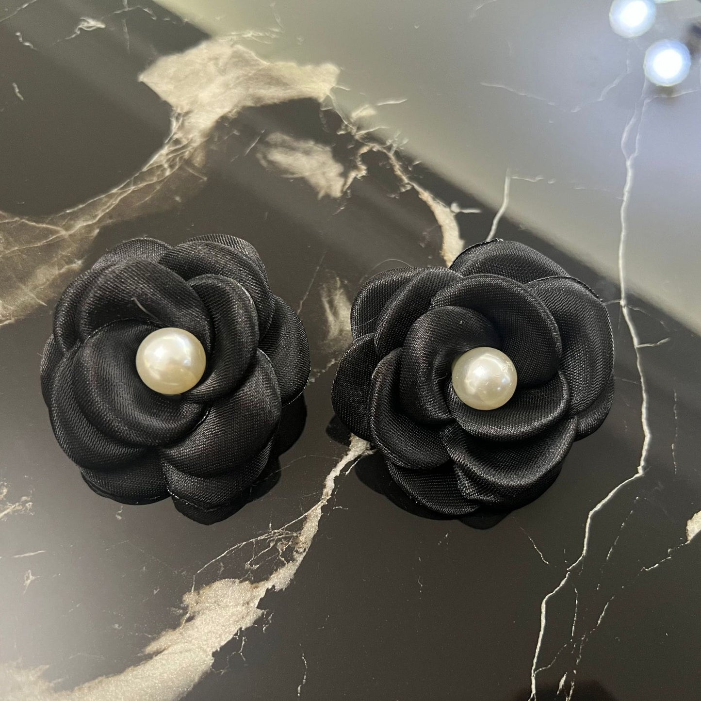 E7262N Aretes flor perla tela gasa ligeros fiesta elegante 5.5cm