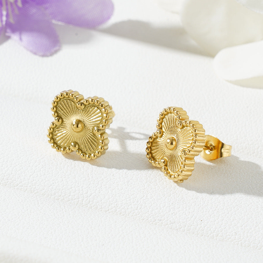 E2621D Aretes trebol dorada acero inoxidable chapado en oro 18k 1cm