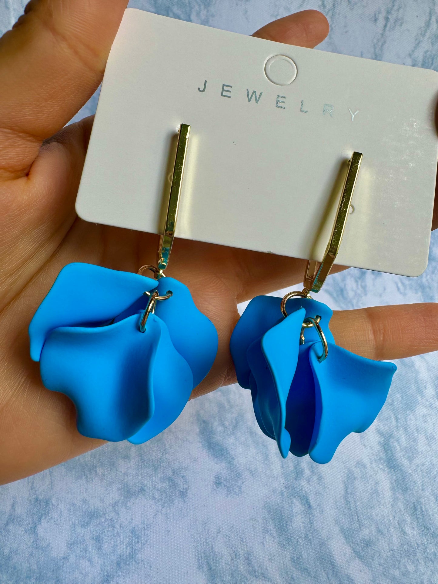 E1428A Aretes pétalos acrílico azul poste de plata 6.5 cm ligero