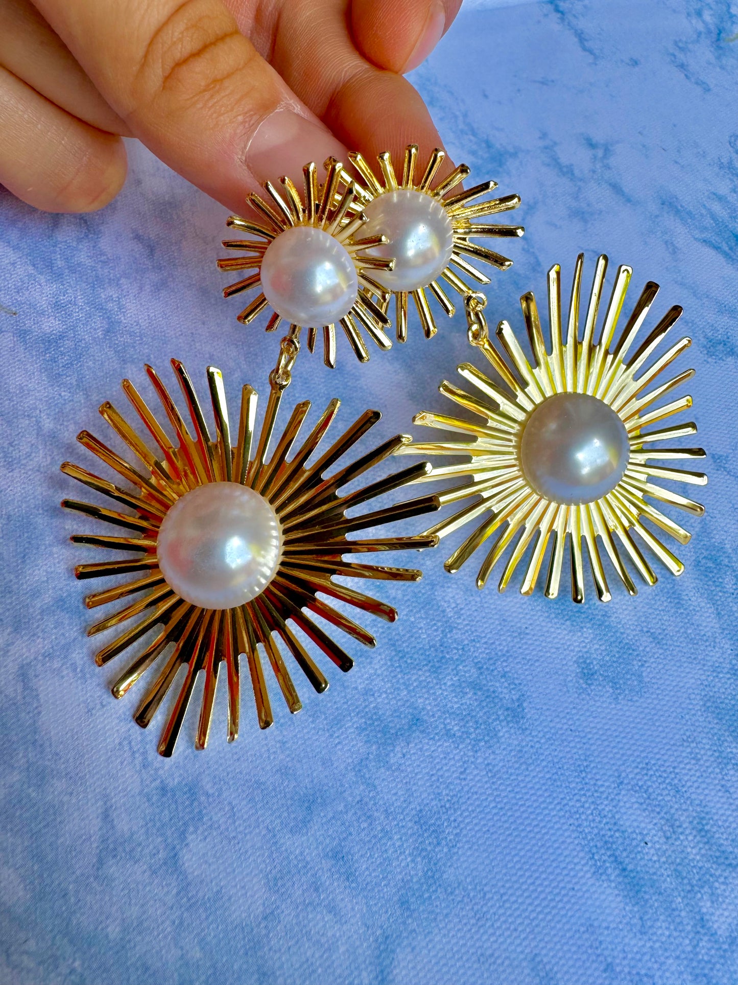 E1784D Aretes corazón dorado rayos enchapado embutido perla 7.5 cm