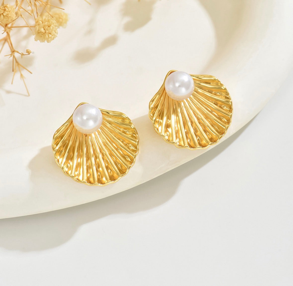 E6007 Aretes concha de mar dorada perla acero inoxidable 3cm