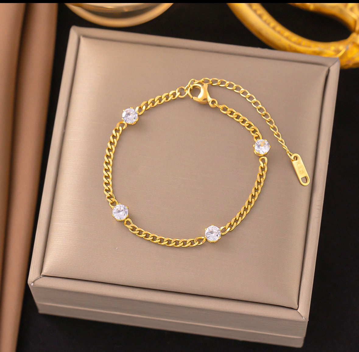 B873 Pulsera dorada diamantes acero titanio 19cm