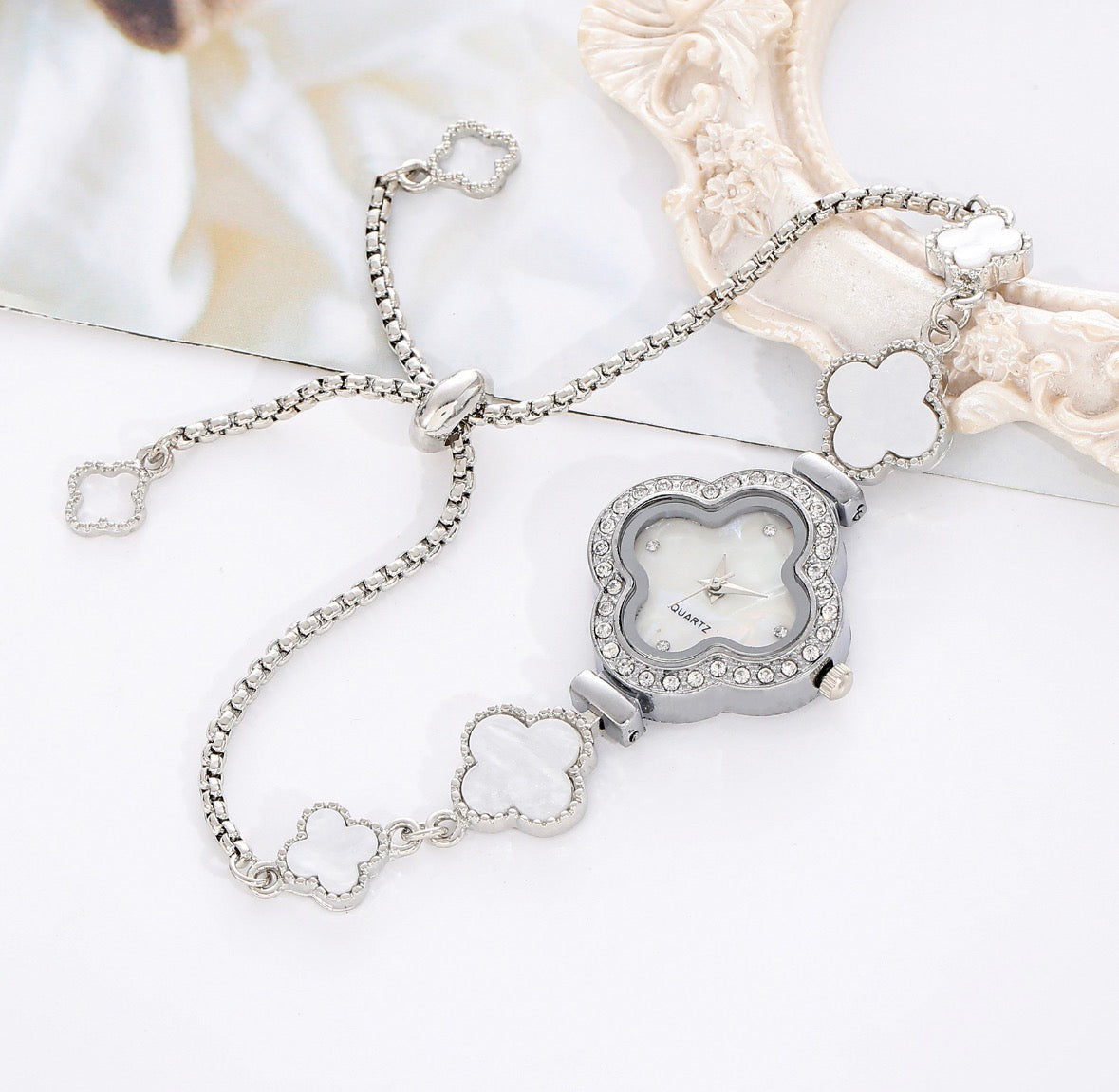 R170 reloj plateado trébol brillante