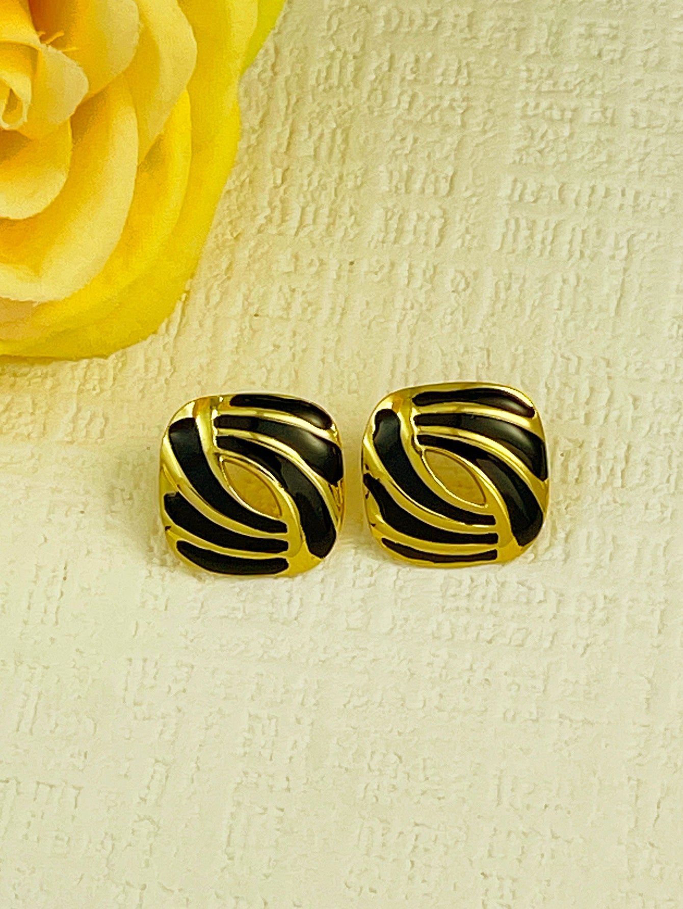 E7195 Aretes dorados cuadrados con negro acero inoxidable 3cm