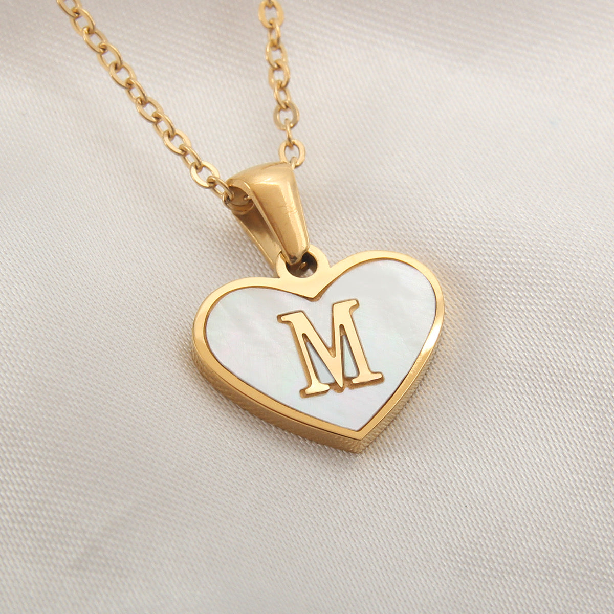 C438M Collar inicial letra corazon acero inoxidable chapado en oro 18k largo 23cm dije 2cm