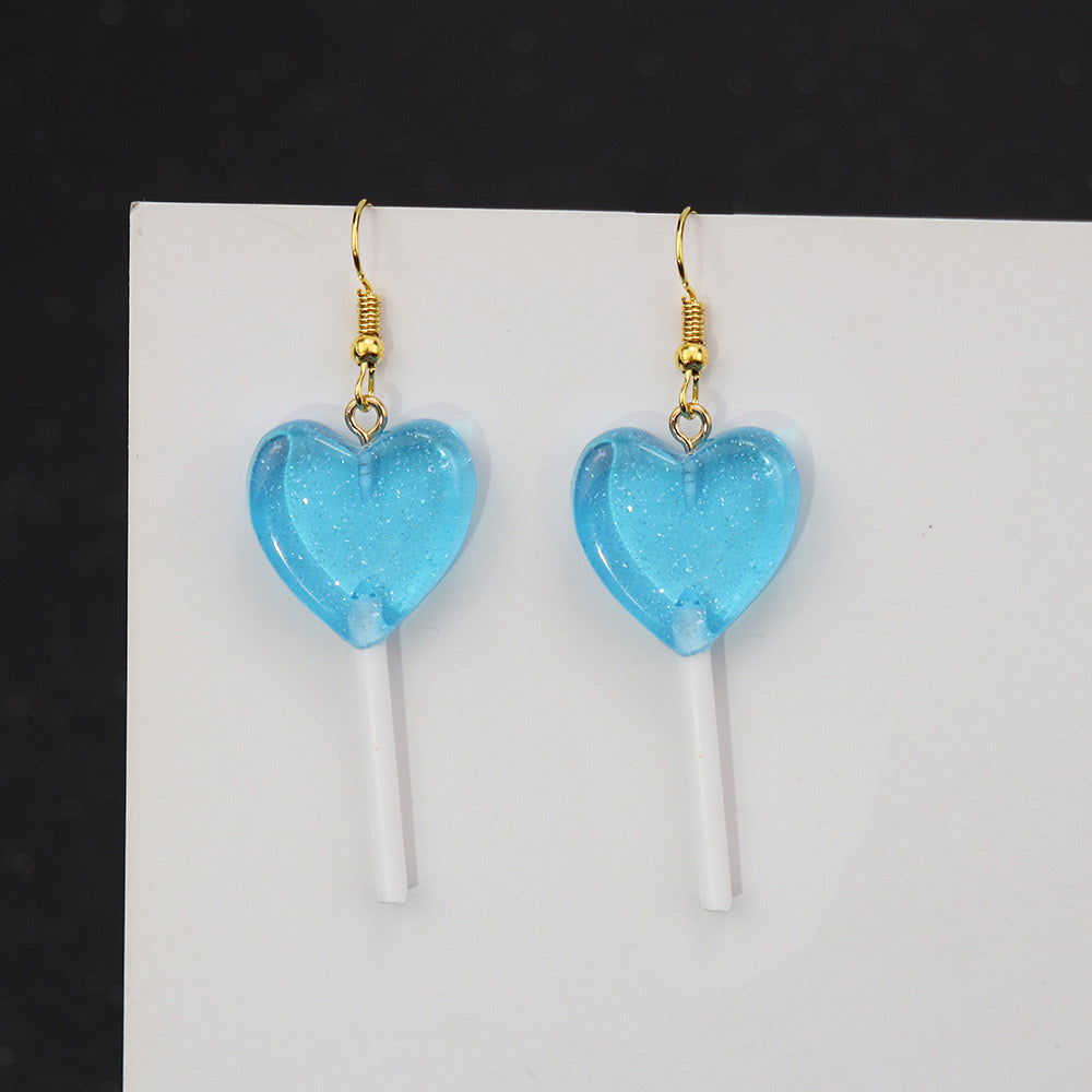 E2321AZ Aretes paleta corazon resina gancho 6.5cm