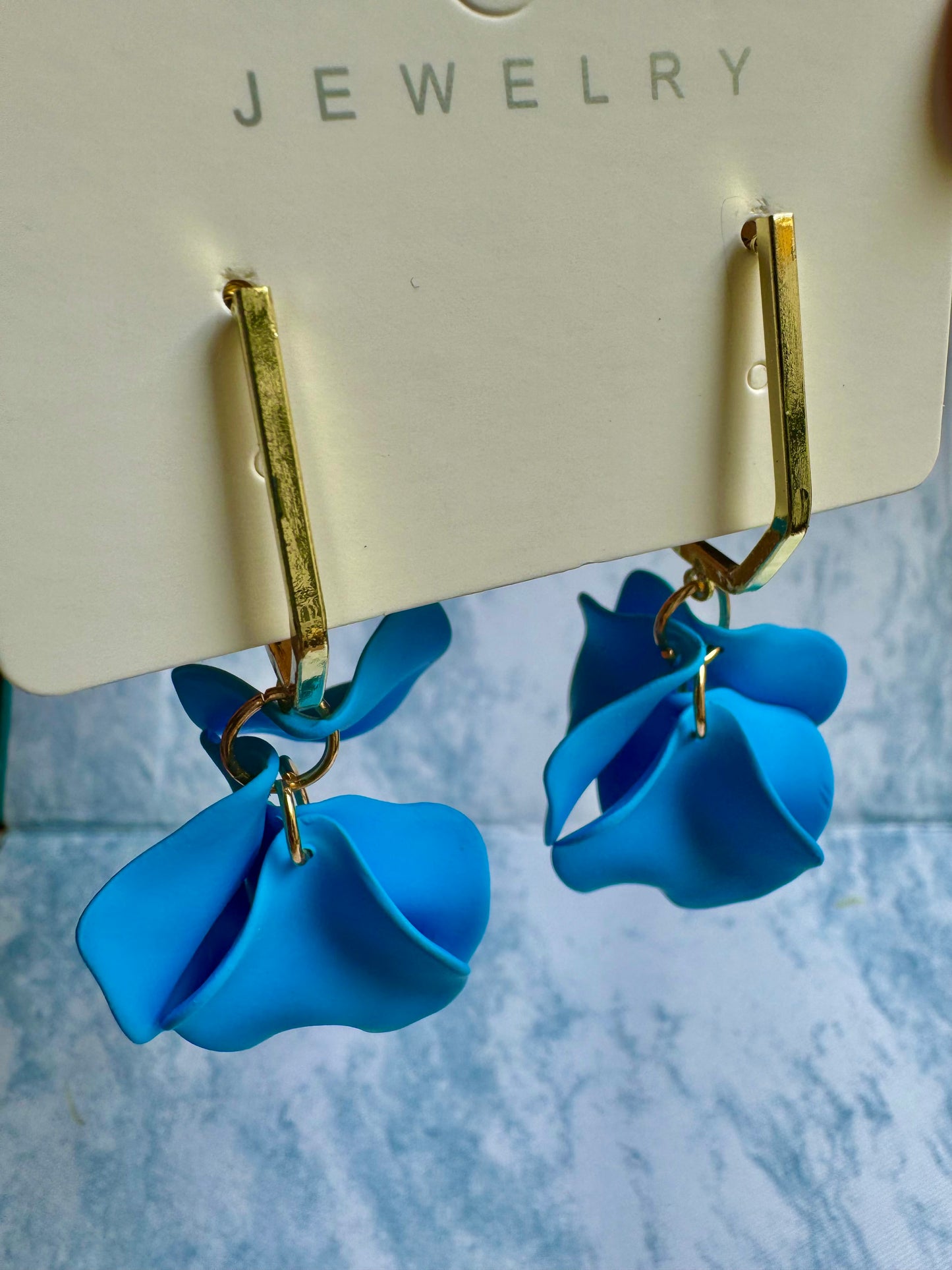 E1428A Aretes pétalos acrílico azul poste de plata 6.5 cm ligero