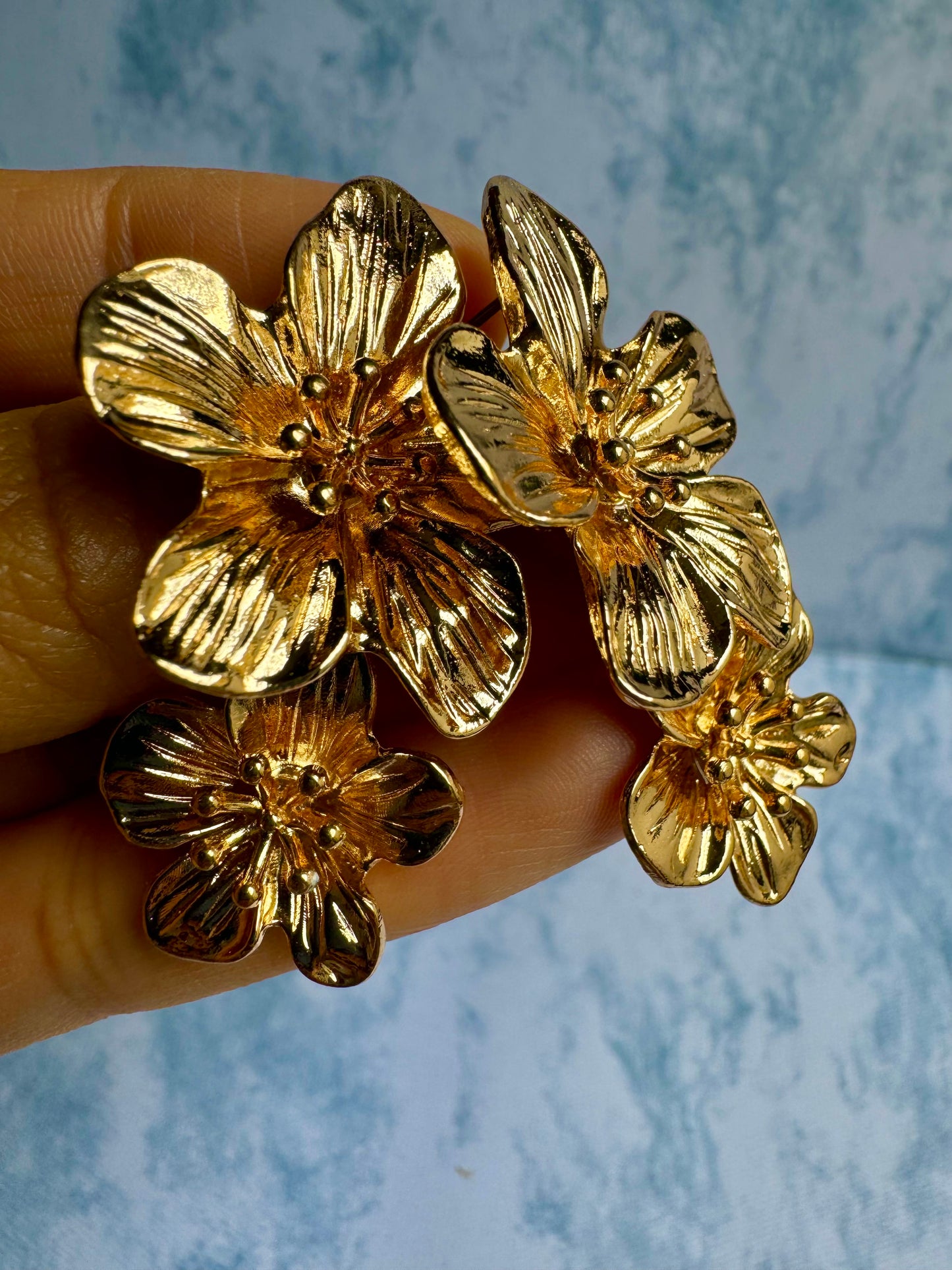 E425 Aretes flor dorado enchapado 5cm