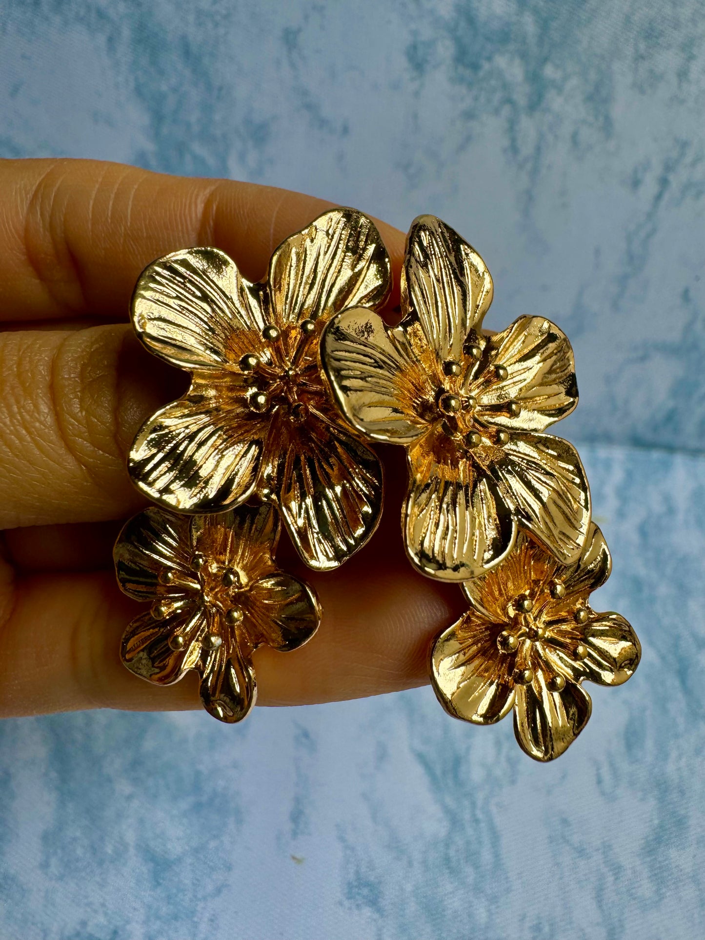 E425 Aretes flor dorado enchapado 5cm